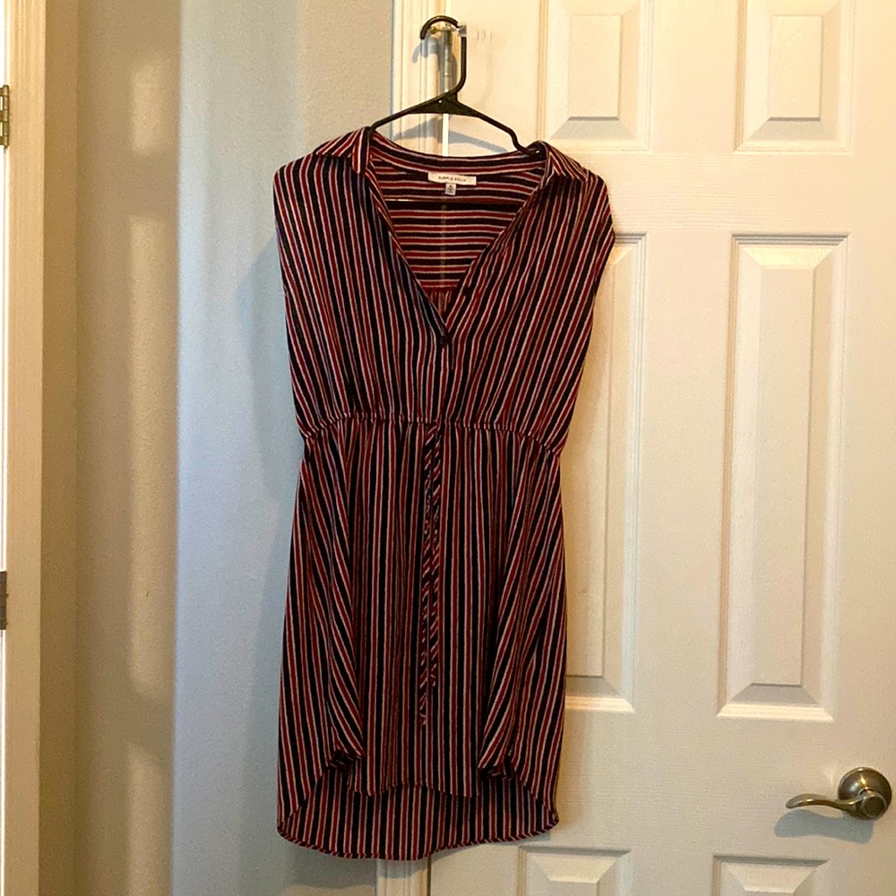 Short summer dress. Red, white and black with drawstrings.